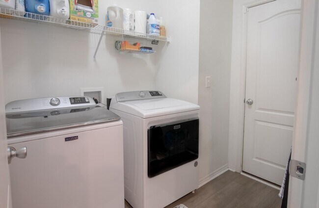 Building Photo - 2527 Eisner Dr