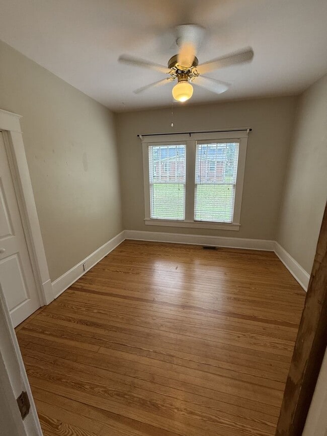 Building Photo - 2 Bedroom 1 Bathroom Home!