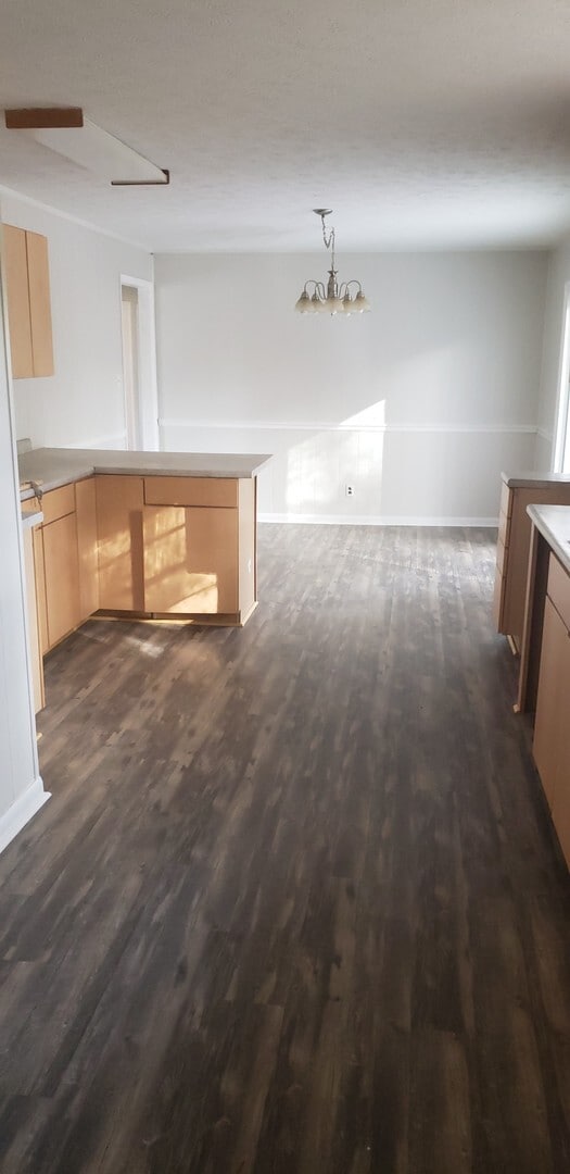 Building Photo - 3 bedroom/2 bathroom