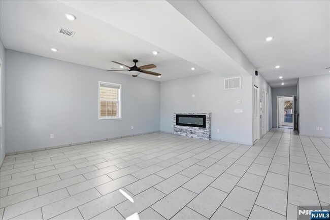 Building Photo - 85 Beckwith Pl