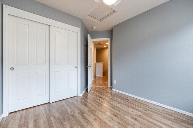 Building Photo - Lovely and bright townhouse with a hard wood flooring throughout, a 2 car garage, AC & more!