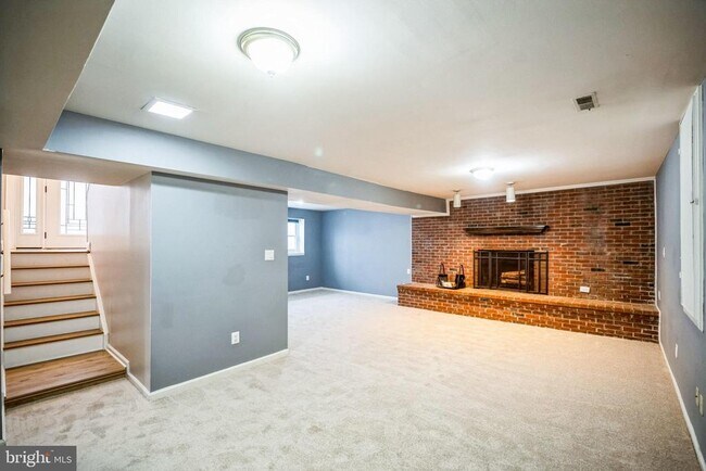 Building Photo - 16080 Deer Park Dr