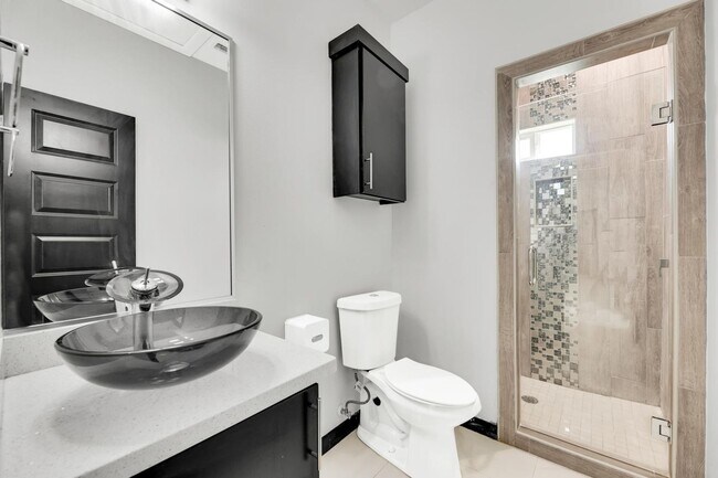Building Photo - SPACIOUS 3 BEDROOM HOME IN HIDALGO!
