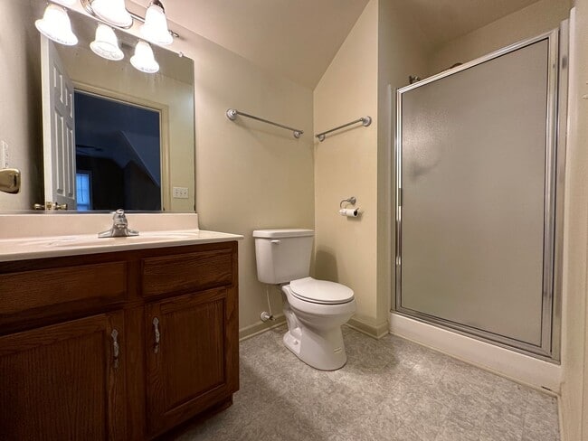 Building Photo - Spacious 4BR/3.5BA Two-Story Home in Queenswood Subdivision