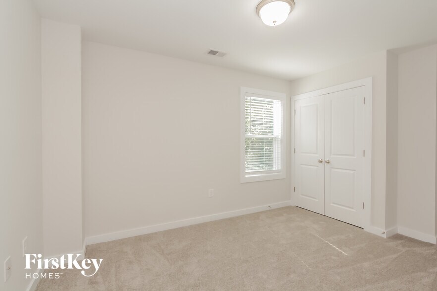 Building Photo - 5345 Pinebrook Dr