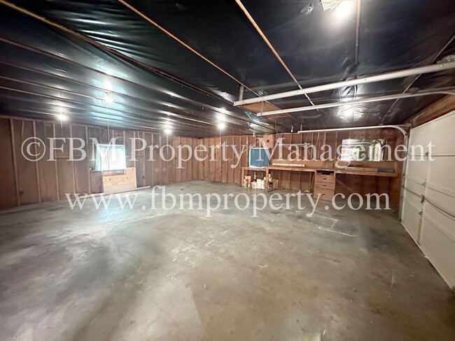 Building Photo - 303 S 9th St