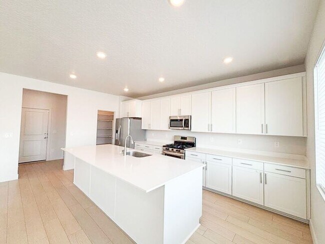 Building Photo - 414 W Snowberry Dr