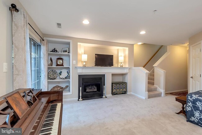 Building Photo - 4-level, 3-bedroom garage townhome