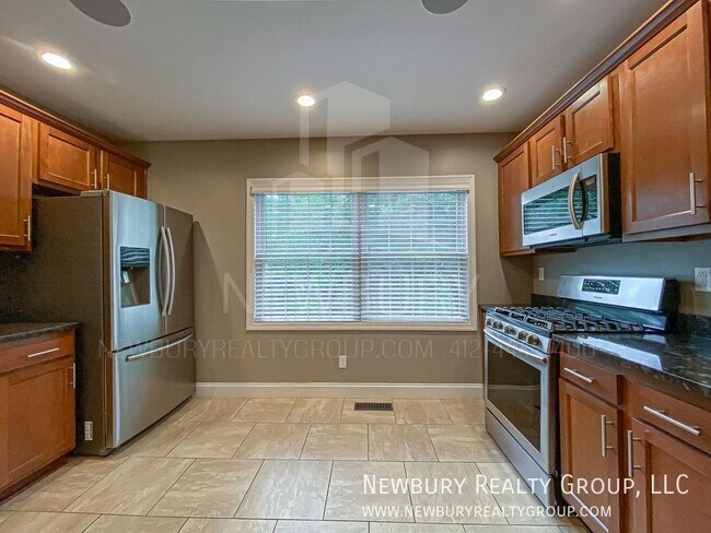 Building Photo - 147 Banksville Pl