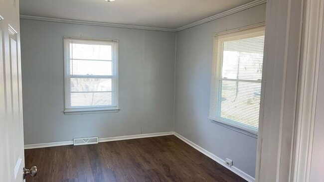 Building Photo - 3 Bedroom Freshly Painted House