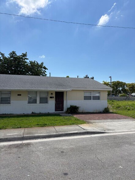 Building Photo - 3700 Lewis Dr