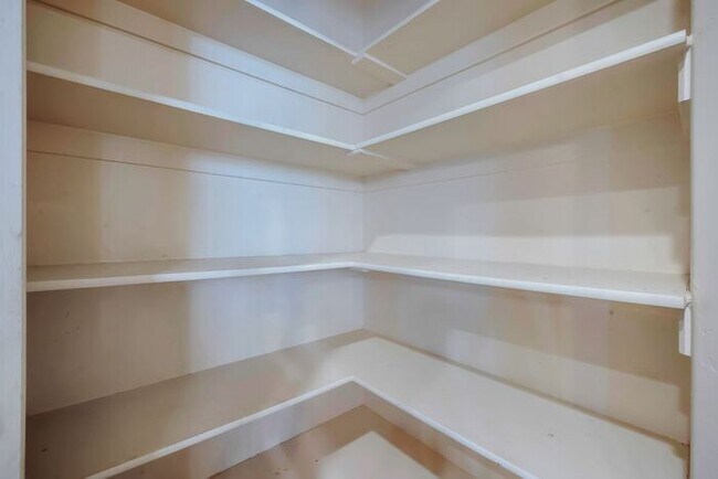 Building Photo - Beautiful Townhouse w attached 2 car garage in Orem