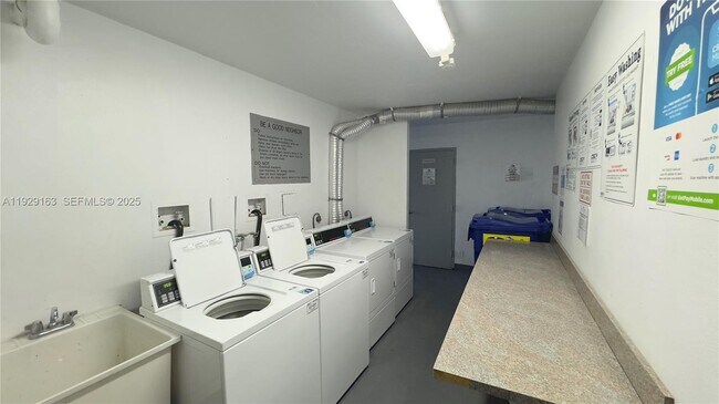 Building Photo - 3401 N Country Club Dr