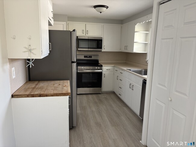 Building Photo - 832 Milford Point Rd