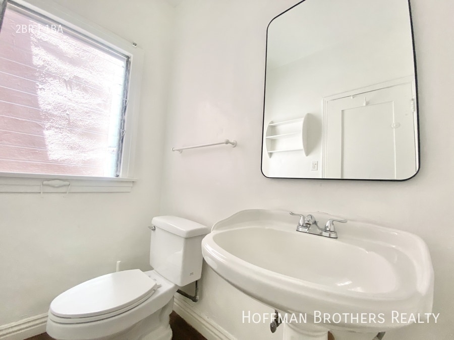 Building Photo - 362 1/2 N Sierra Bonita Ave