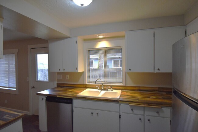 Building Photo - Modern home tucked away in the adorable little town of Brownsville.