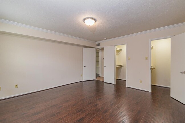 Building Photo - 351 N Post Oak Ln