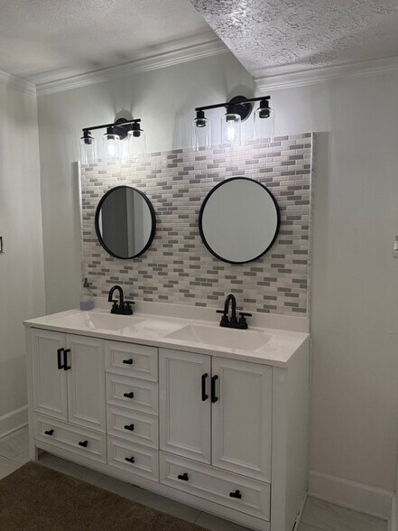 Building Photo - 6930 Dogwood Ln