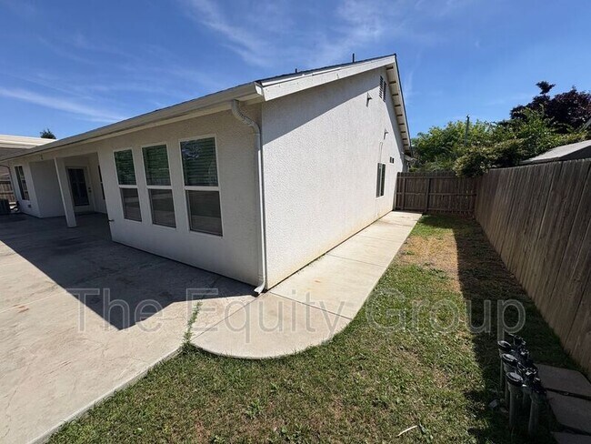 Building Photo - 3316 W Wren Ave