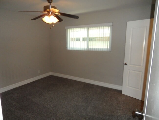 Building Photo - 300 1/2-204 1/2 E Mills Dr