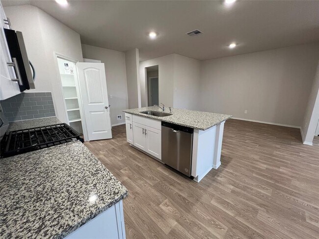 Building Photo - 221 Wirecrested Dr