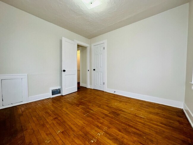Building Photo - 915 12th Ave