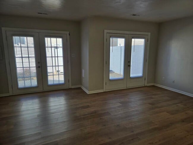 Building Photo - Wonderful 3 bedroom 1.5 bath Townhome in Williamsburg!