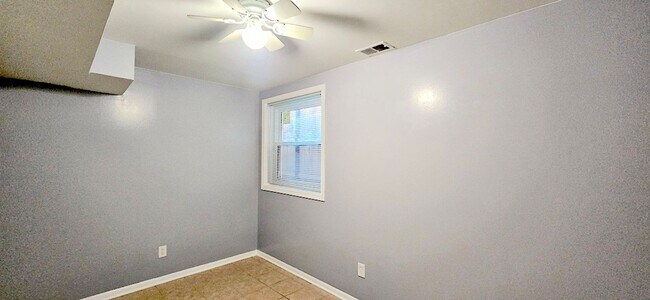 Building Photo - 2444 W Homer St