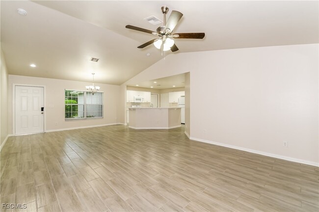 Building Photo - 1057 Lilac St E