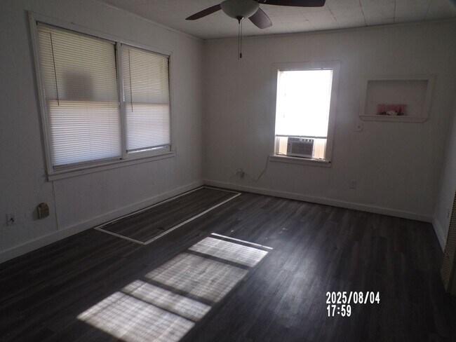 Building Photo - centrally located, pets negotiable with owner approval
