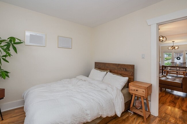 Building Photo - Charming 2 Bed, 1 Bath Home with Bonus Off...