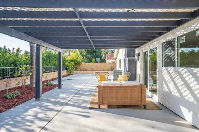 Building Photo - BEAUTIFULLY RENOVATED 4-BEDROOM HOME IN PH...
