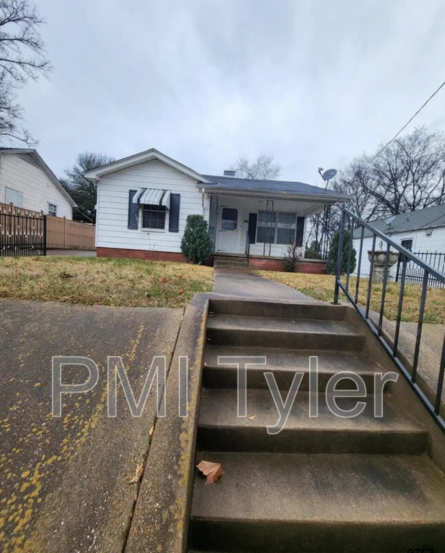 Building Photo - 313 S Boon Ave