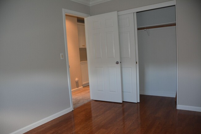 Building Photo - Sharp, clean and affordable Brentwood 3/2....