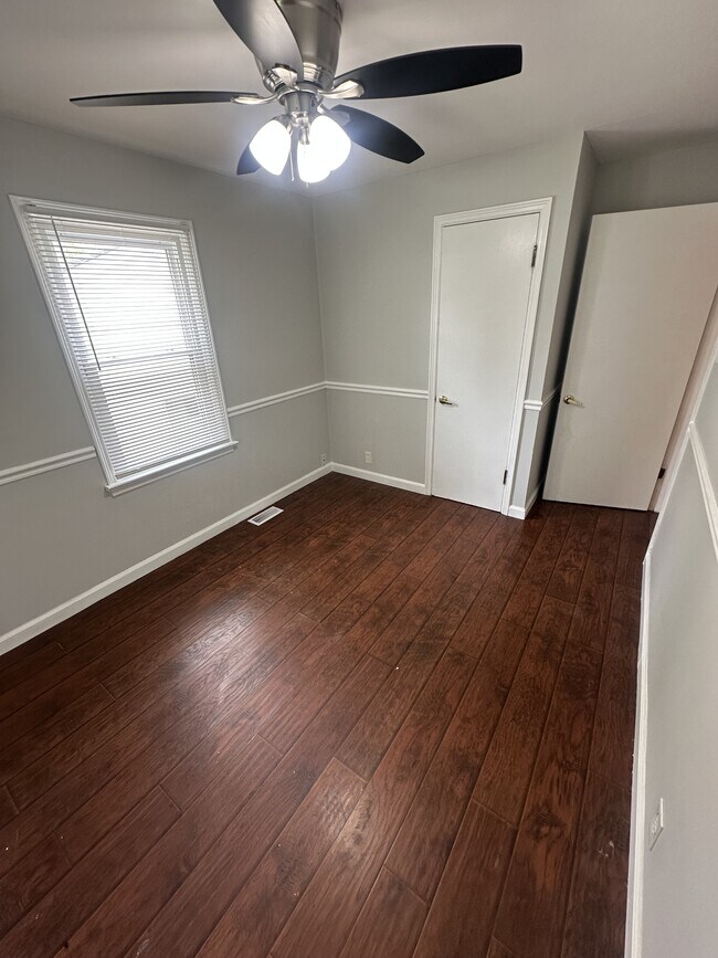 Building Photo - 1223 Bakewell Dr