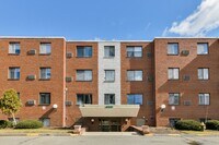Building Photo - 900 Governors Dr