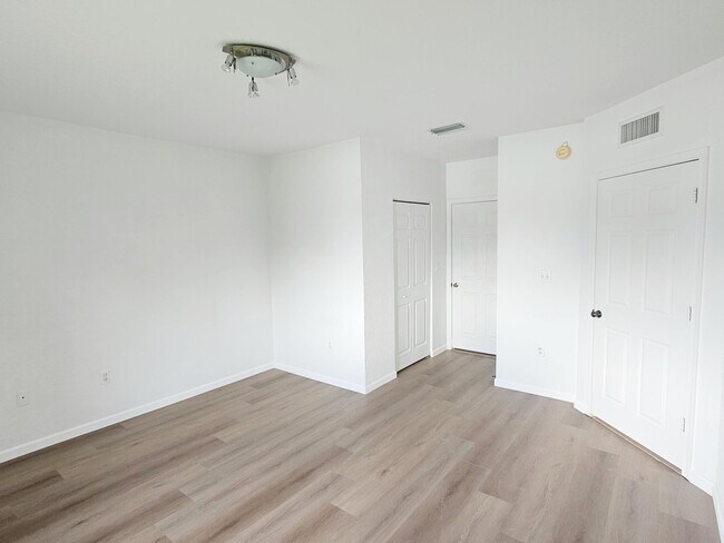 Building Photo - 1157 Golden Lakes Blvd