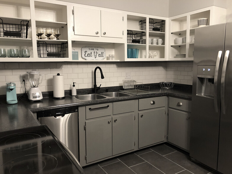 Kitchen - 33 E 9th St