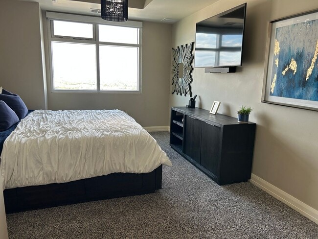 Building Photo - Hi Rise One Bedroom Condo
