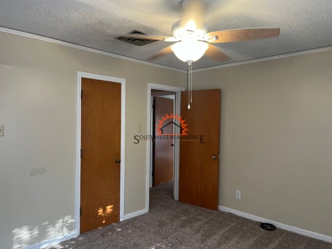 Building Photo - Spacious 3 bedrooms 1.5 baths home with 1 ...