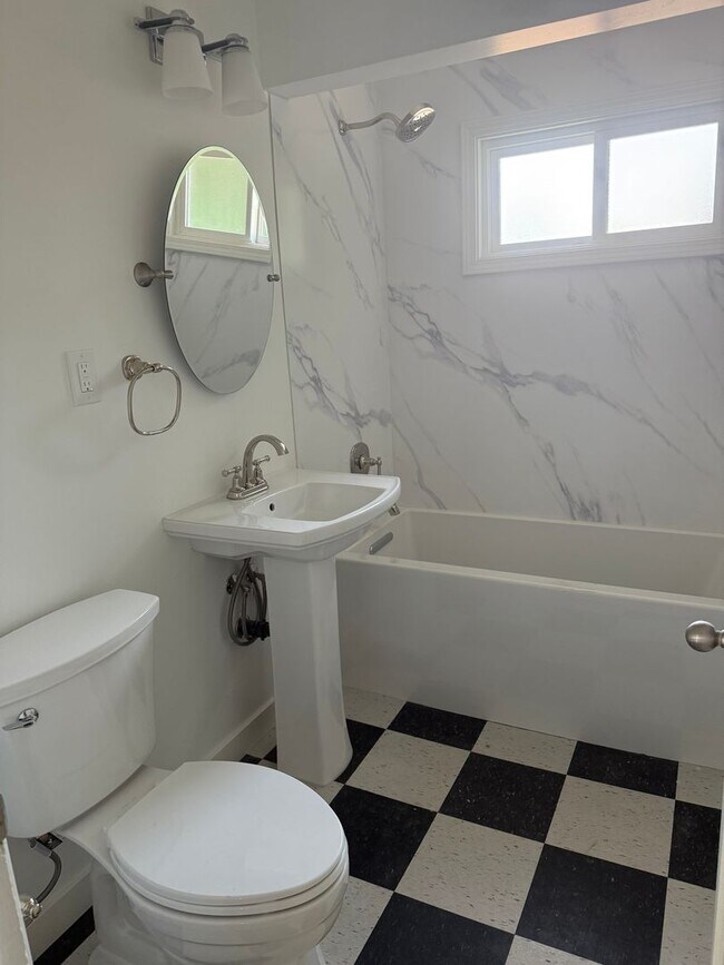 Building Photo - Charming 2-Bedroom Single-Family Home