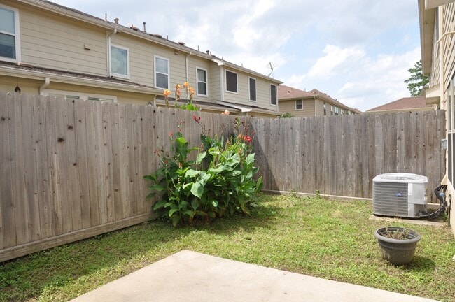 Building Photo - 16025 Summerville Lake Dr