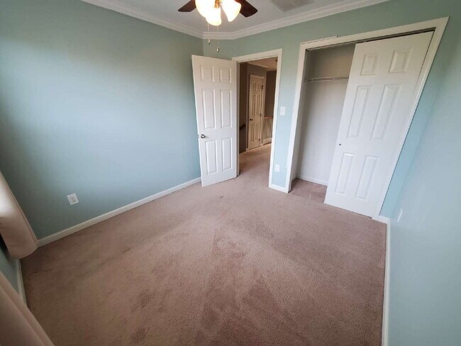 Building Photo - Impeccable 3 Bed / 2.5 Bath Townhome – Packed with Custom Upgrades!