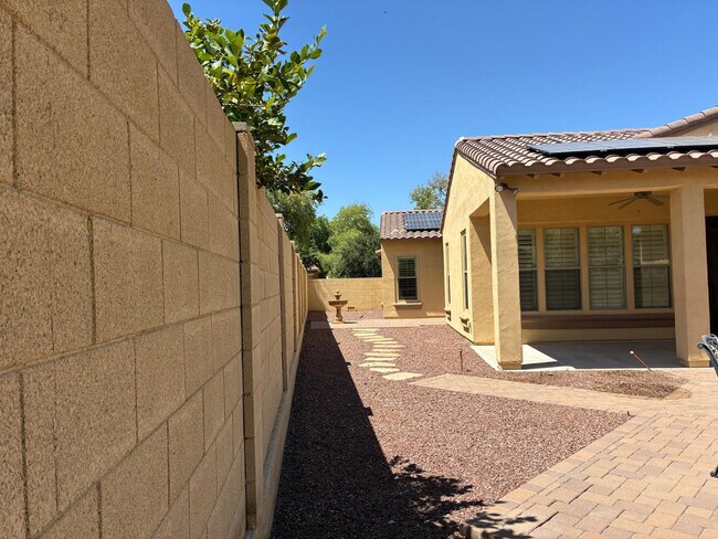 Building Photo - 20973 W Cora Vista
