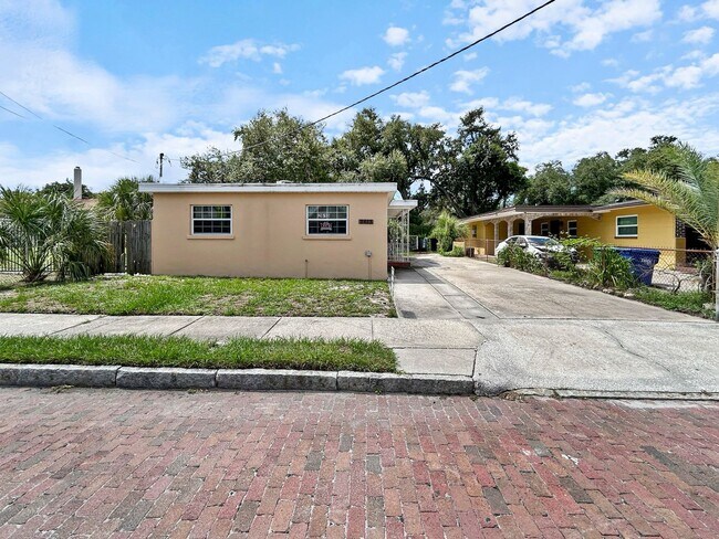 Building Photo - 2613 E Clark St