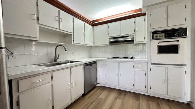 Building Photo - 413 Lakeview Dr