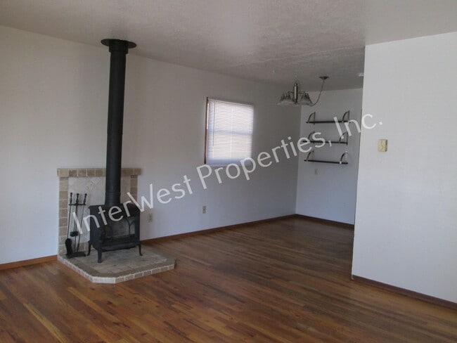 Building Photo - Montavilla Cutie! 2bd 1 ba home with Garag...