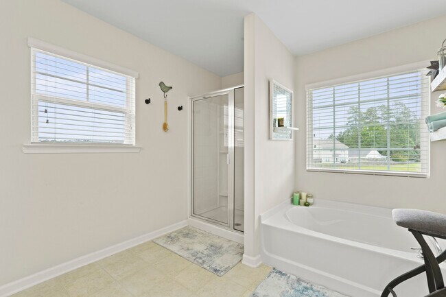 Building Photo - 18 Millwood Lake Dr
