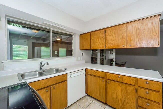 Building Photo - 7913 Limerick Ln