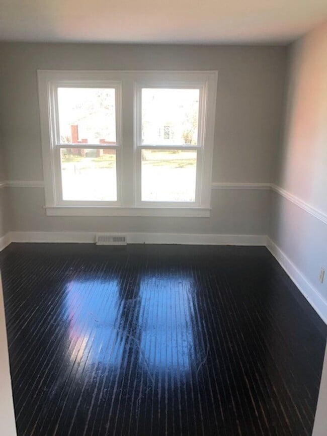 Building Photo - LARGE 5 Bed/2Bath Hoosier-style home close...
